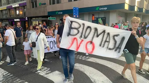 La Plataforma León Sur reúne a cientos de personas en las calles de la capital para exigir la paralización del proyecto de biomasa en Puente Castro y anuncia nuevas acciones judiciales y de movilización. Fotos: A.F. Reca