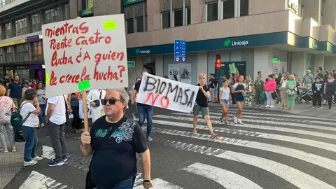 La Plataforma León Sur reúne a cientos de personas en las calles de la capital para exigir la paralización del proyecto de biomasa en Puente Castro y anuncia nuevas acciones judiciales y de movilización. Fotos: A.F. Reca