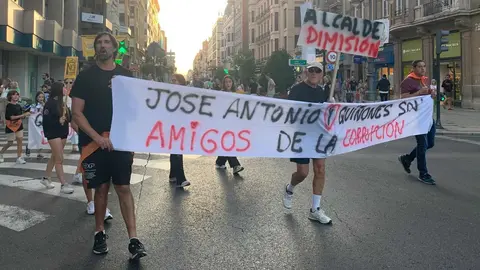 La Plataforma León Sur reúne a cientos de personas en las calles de la capital para exigir la paralización del proyecto de biomasa en Puente Castro y anuncia nuevas acciones judiciales y de movilización. Fotos: A.F. Reca
