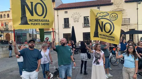 La Plataforma León Sur reúne a cientos de personas en las calles de la capital para exigir la paralización del proyecto de biomasa en Puente Castro y anuncia nuevas acciones judiciales y de movilización. Fotos: A.F. Reca