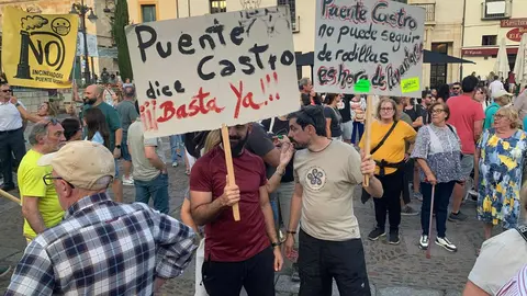 La Plataforma León Sur reúne a cientos de personas en las calles de la capital para exigir la paralización del proyecto de biomasa en Puente Castro y anuncia nuevas acciones judiciales y de movilización. Fotos: A.F. Reca