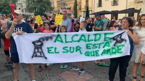 La Plataforma León Sur reúne a cientos de personas en las calles de la capital para exigir la paralización del proyecto de biomasa en Puente Castro y anuncia nuevas acciones judiciales y de movilización. Fotos: A.F. Reca