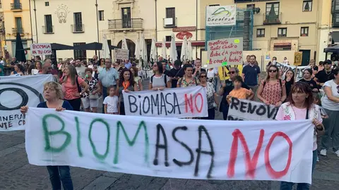 La Plataforma León Sur reúne a cientos de personas en las calles de la capital para exigir la paralización del proyecto de biomasa en Puente Castro y anuncia nuevas acciones judiciales y de movilización. Fotos: A.F. Reca