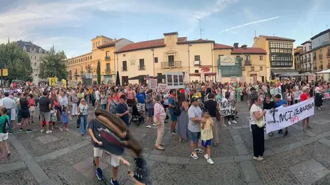 La Plataforma León Sur reúne a cientos de personas en las calles de la capital para exigir la paralización del proyecto de biomasa en Puente Castro y anuncia nuevas acciones judiciales y de movilización. Fotos: A.F. Reca
