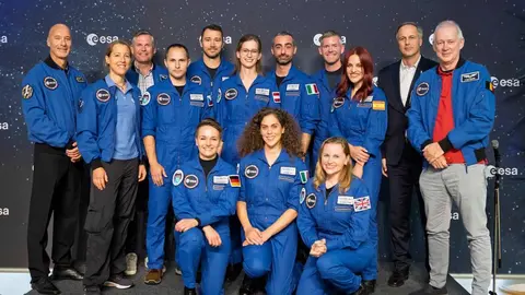 La astronauta leonesa Sara García estrena el nuevo parche de la ESA que simboliza su entrenamiento para futuras misiones espaciales.