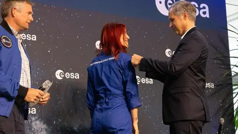 La astronauta leonesa Sara García estrena el nuevo parche de la ESA que simboliza su entrenamiento para futuras misiones espaciales.