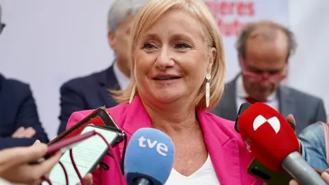 La consejera de Industria, Comercio y Empleo, Leticia García, inaugura la jornada central del IV Congreso de Mujeres Empresarias EDA 2025 'Reduciendo la brecha STEM: Mujeres del Futuro'. Foto: Campillo.