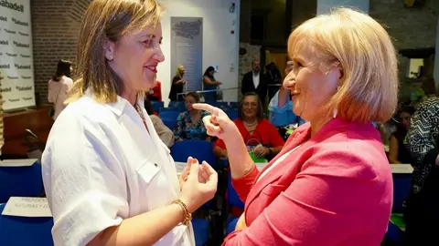 La consejera de Industria, Comercio y Empleo, Leticia García, inaugura la jornada central del IV Congreso de Mujeres Empresarias EDA 2025 'Reduciendo la brecha STEM: Mujeres del Futuro'. Foto: Campillo.