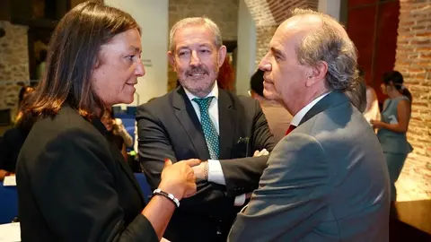 La consejera de Industria, Comercio y Empleo, Leticia García, inaugura la jornada central del IV Congreso de Mujeres Empresarias EDA 2025 'Reduciendo la brecha STEM: Mujeres del Futuro'. Foto: Campillo.