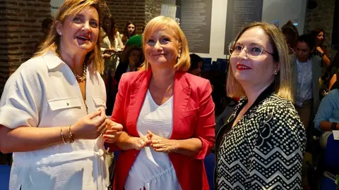 La consejera de Industria, Comercio y Empleo, Leticia García, inaugura la jornada central del IV Congreso de Mujeres Empresarias EDA 2025 'Reduciendo la brecha STEM: Mujeres del Futuro'. Foto: Campillo.