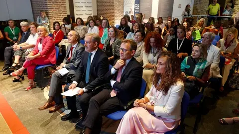 La consejera de Industria, Comercio y Empleo, Leticia García, inaugura la jornada central del IV Congreso de Mujeres Empresarias EDA 2025 'Reduciendo la brecha STEM: Mujeres del Futuro'. Foto: Campillo.