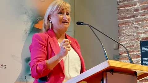 La consejera de Industria, Comercio y Empleo, Leticia García, inaugura la jornada central del IV Congreso de Mujeres Empresarias EDA 2025 'Reduciendo la brecha STEM: Mujeres del Futuro'. Foto: Campillo.