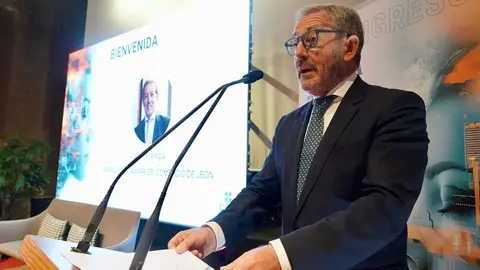 La consejera de Industria, Comercio y Empleo, Leticia García, inaugura la jornada central del IV Congreso de Mujeres Empresarias EDA 2025 'Reduciendo la brecha STEM: Mujeres del Futuro'. Foto: Campillo.