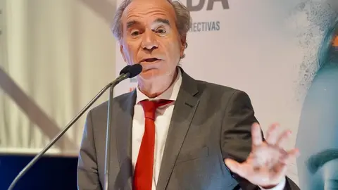 La consejera de Industria, Comercio y Empleo, Leticia García, inaugura la jornada central del IV Congreso de Mujeres Empresarias EDA 2025 'Reduciendo la brecha STEM: Mujeres del Futuro'. Foto: Campillo.