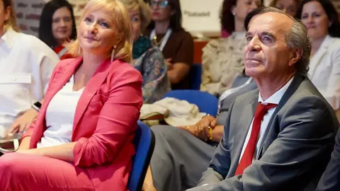 La consejera de Industria, Comercio y Empleo, Leticia García, inaugura la jornada central del IV Congreso de Mujeres Empresarias EDA 2025 'Reduciendo la brecha STEM: Mujeres del Futuro'. Foto: Campillo.