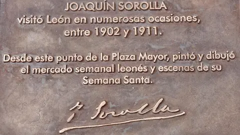 Placa instalada en la Plaza Mayor de León en recuerdo del paso del pintor Joaquín Sorolla por la ciudad. Foto: Campillo