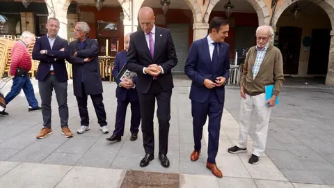 El director del Museo Casa Botines Gaudí, Raúl Fernández; el alcalde de León, José Antonio Diez; el doctor en Historia Carmelo Lucas y el investigador Miguel Ángel Cordero presentan las placas conmemorativas sobre el origen de Casa Botines y las visitas de Sorolla a León. Foto: Campillo