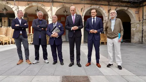 El director del Museo Casa Botines Gaudí, Raúl Fernández; el alcalde de León, José Antonio Diez; el doctor en Historia Carmelo Lucas y el investigador Miguel Ángel Cordero presentan las placas conmemorativas sobre el origen de Casa Botines y las visitas de Sorolla a León. Foto: Campillo