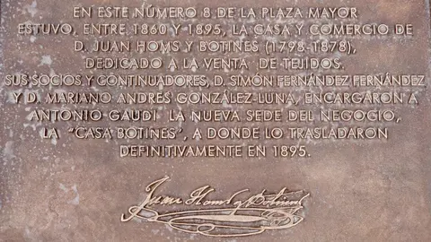 Placa en el número 8 de la Plaza Mayor de León para conmemorar el que fuera el origen de la Casa Botines de Antonio Gaudí. Foto: Campillo