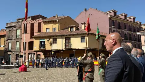 La Plaza del Grano de León se convirtió este viernes  en el escenario de un solemne acto militar con motivo del XXX aniversario de la creación de la Subdelegación de Defensa en la provincia. Fotos: AytoLeon y DipuLeon