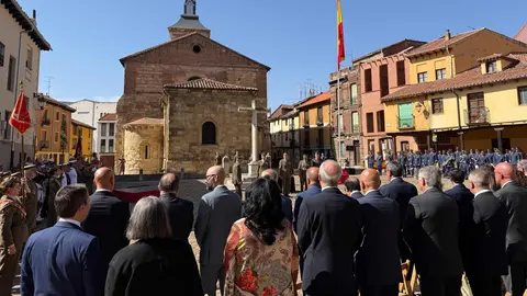 La Plaza del Grano de León se convirtió este viernes  en el escenario de un solemne acto militar con motivo del XXX aniversario de la creación de la Subdelegación de Defensa en la provincia. Fotos: AytoLeon y DipuLeon