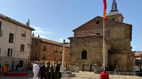La Plaza del Grano de León se convirtió este viernes  en el escenario de un solemne acto militar con motivo del XXX aniversario de la creación de la Subdelegación de Defensa en la provincia. Fotos: AytoLeon y DipuLeon