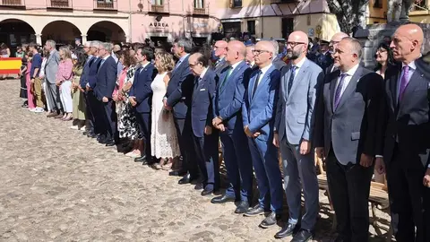 La Plaza del Grano de León se convirtió este viernes  en el escenario de un solemne acto militar con motivo del XXX aniversario de la creación de la Subdelegación de Defensa en la provincia. Fotos: AytoLeon y DipuLeon