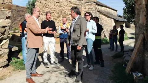 El alcalde de Ponferrada visita las localidades desalojadas por los incendios de agosto. Marco Morala y su equipo de Gobierno se reúnen con vecinos y pedáneos en Compludo, Palacios y Carracedo para evaluar necesidades y coordinar ayudas.