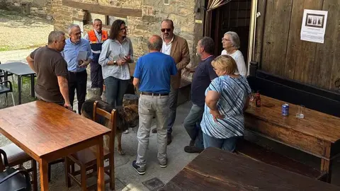 El alcalde de Ponferrada visita las localidades desalojadas por los incendios de agosto. Marco Morala y su equipo de Gobierno se reúnen con vecinos y pedáneos en Compludo, Palacios y Carracedo para evaluar necesidades y coordinar ayudas.
