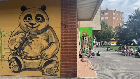 León Jam convierte las calles en un gran lienzo urbano. La segunda edición del encuentro de arte urbano se traslada al entorno ferroviario de la capital leonesa con más artistas, música y actividades. Fotos: Silvia García