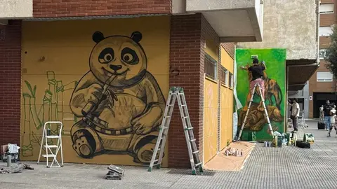 León Jam convierte las calles en un gran lienzo urbano. La segunda edición del encuentro de arte urbano se traslada al entorno ferroviario de la capital leonesa con más artistas, música y actividades. Fotos: Silvia García