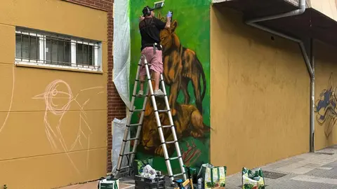 León Jam convierte las calles en un gran lienzo urbano. La segunda edición del encuentro de arte urbano se traslada al entorno ferroviario de la capital leonesa con más artistas, música y actividades. Fotos: Silvia García