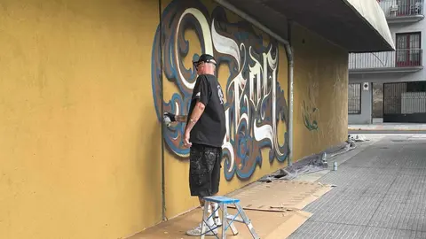 León Jam convierte las calles en un gran lienzo urbano. La segunda edición del encuentro de arte urbano se traslada al entorno ferroviario de la capital leonesa con más artistas, música y actividades. Fotos: Silvia García