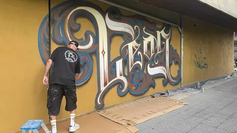 León Jam convierte las calles en un gran lienzo urbano. La segunda edición del encuentro de arte urbano se traslada al entorno ferroviario de la capital leonesa con más artistas, música y actividades. Fotos: Silvia García
