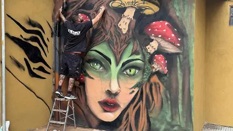 León Jam convierte las calles en un gran lienzo urbano. La segunda edición del encuentro de arte urbano se traslada al entorno ferroviario de la capital leonesa con más artistas, música y actividades. Fotos: Silvia García