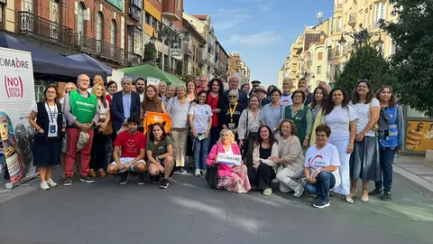 El alcalde de León, José Antonio Diez, durante la inauguración de la Feria del Voluntariado, acompañado por representantes institucionales. Foto: Silvia García.