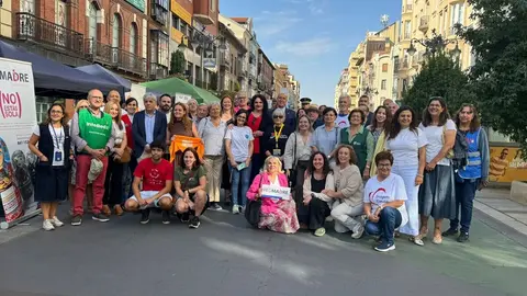 El alcalde de León, José Antonio Diez, durante la inauguración de la Feria del Voluntariado, acompañado por representantes institucionales. Foto: Silvia García.