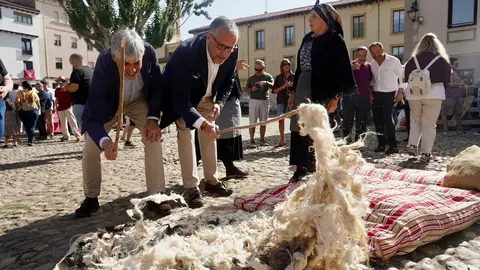 El delegado territorial de la Junta, Eduardo Diego, ejerce como pregonero de la Romería de La Melonera, a la que también acude el presidente de las Cortes de Castilla y León, Carlos Pollán. Foto: Campillo.