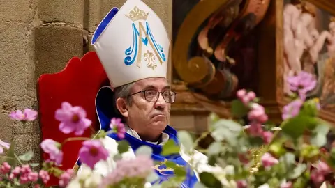 El presidente de la Conferencia Episcopal Española y arzobispo de Valladolid, Luis Argüello, preside en Astorga la ceremonia de coronación canónica de la imagen de Nuestra Señora de los Dolores. Fotos: Campillo