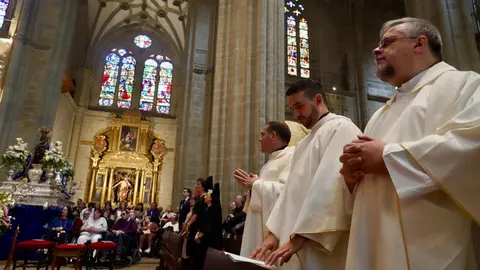 El presidente de la Conferencia Episcopal Española y arzobispo de Valladolid, Luis Argüello, preside en Astorga la ceremonia de coronación canónica de la imagen de Nuestra Señora de los Dolores. Fotos: Campillo