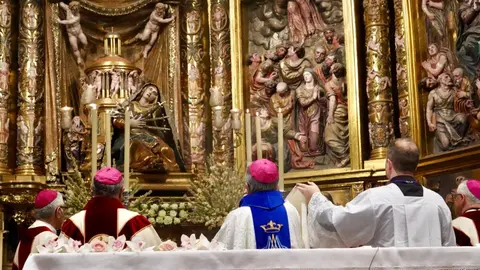El presidente de la Conferencia Episcopal Española y arzobispo de Valladolid, Luis Argüello, preside en Astorga la ceremonia de coronación canónica de la imagen de Nuestra Señora de los Dolores. Fotos: Campillo