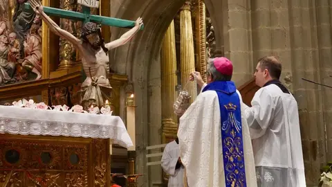 El presidente de la Conferencia Episcopal Española y arzobispo de Valladolid, Luis Argüello, preside en Astorga la ceremonia de coronación canónica de la imagen de Nuestra Señora de los Dolores. Fotos: Campillo