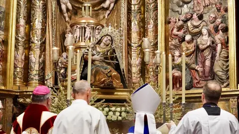 El presidente de la Conferencia Episcopal Española y arzobispo de Valladolid, Luis Argüello, preside en Astorga la ceremonia de coronación canónica de la imagen de Nuestra Señora de los Dolores. Fotos: Campillo