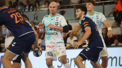El Granollers impone su ritmo y frena la remontada del Ademar (36-39).