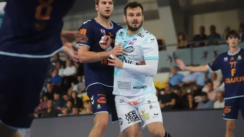 El Granollers impone su ritmo y frena la remontada del Ademar (36-39).