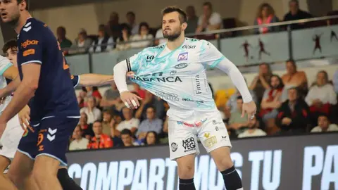 El Granollers impone su ritmo y frena la remontada del Ademar (36-39).