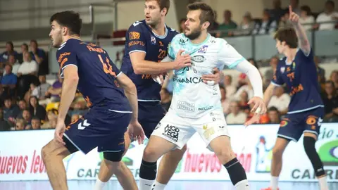 El Granollers impone su ritmo y frena la remontada del Ademar (36-39).