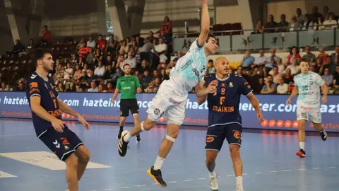 El Granollers impone su ritmo y frena la remontada del Ademar (36-39).