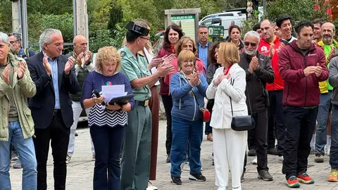 La escultura de Carlos Cuenllas inaugurada en Caín rinde homenaje a María Isabel Pérez Pérez y Teófila Gao Pérez, conocidas como Las Cainejas, en el 90 aniversario de su histórico ascenso al Naranjo de Bulnes.