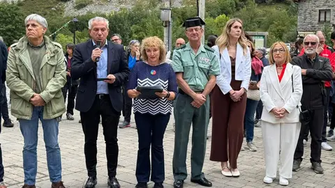 La escultura de Carlos Cuenllas inaugurada en Caín rinde homenaje a María Isabel Pérez Pérez y Teófila Gao Pérez, conocidas como Las Cainejas, en el 90 aniversario de su histórico ascenso al Naranjo de Bulnes.